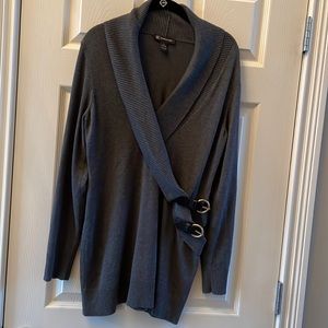 Gray sweater with black side buckled.